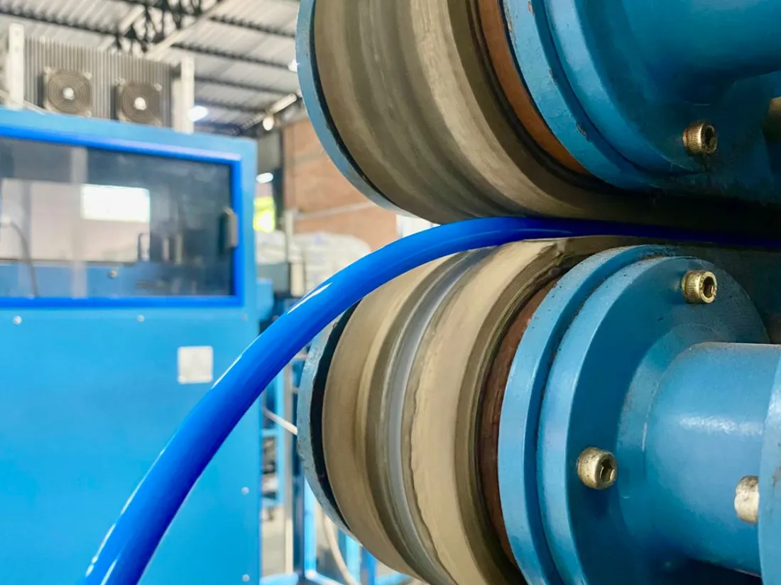 Tubo azul saindo da linha de extrusão da Rotiplast
